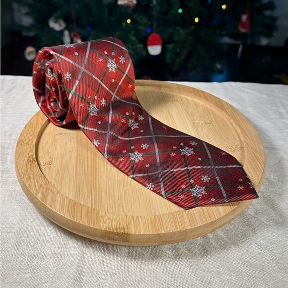 Holidays Traditions Christmas 100% silk tie in perfect condition by Hallmark - Picture 2 of 6